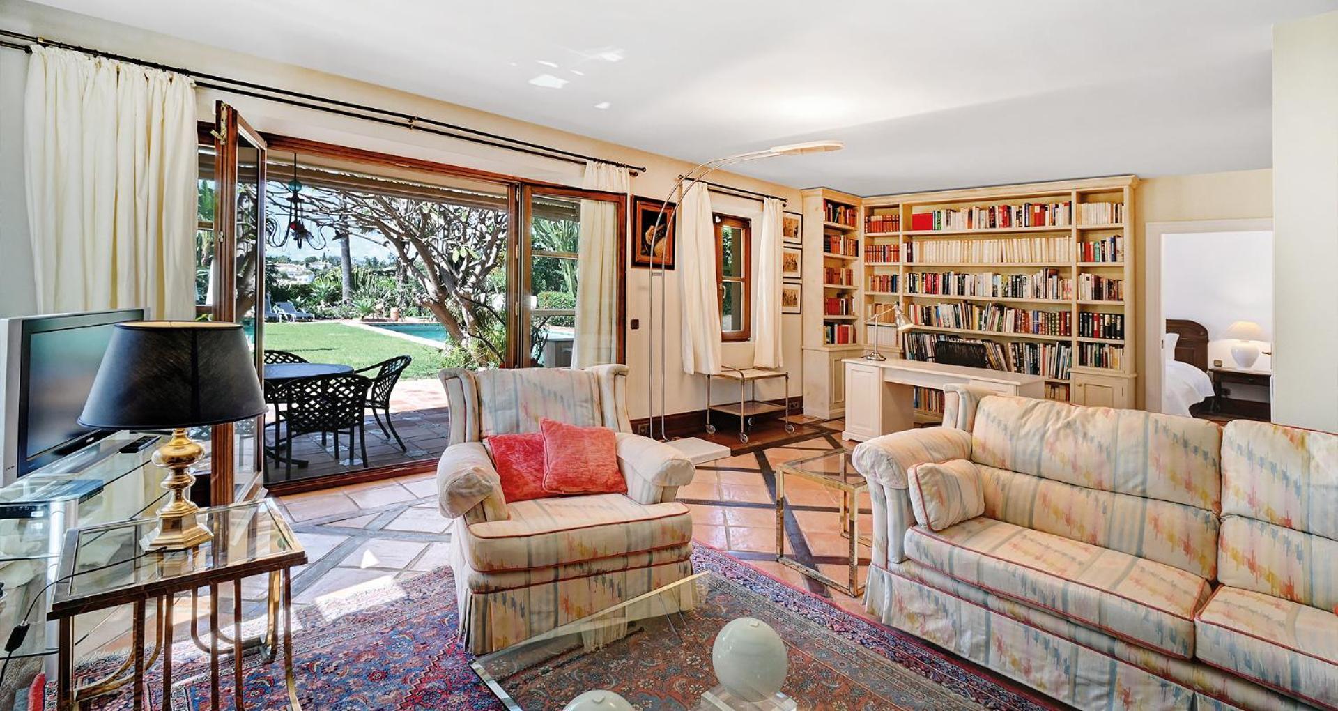 In Elegant With Pool In Marbella