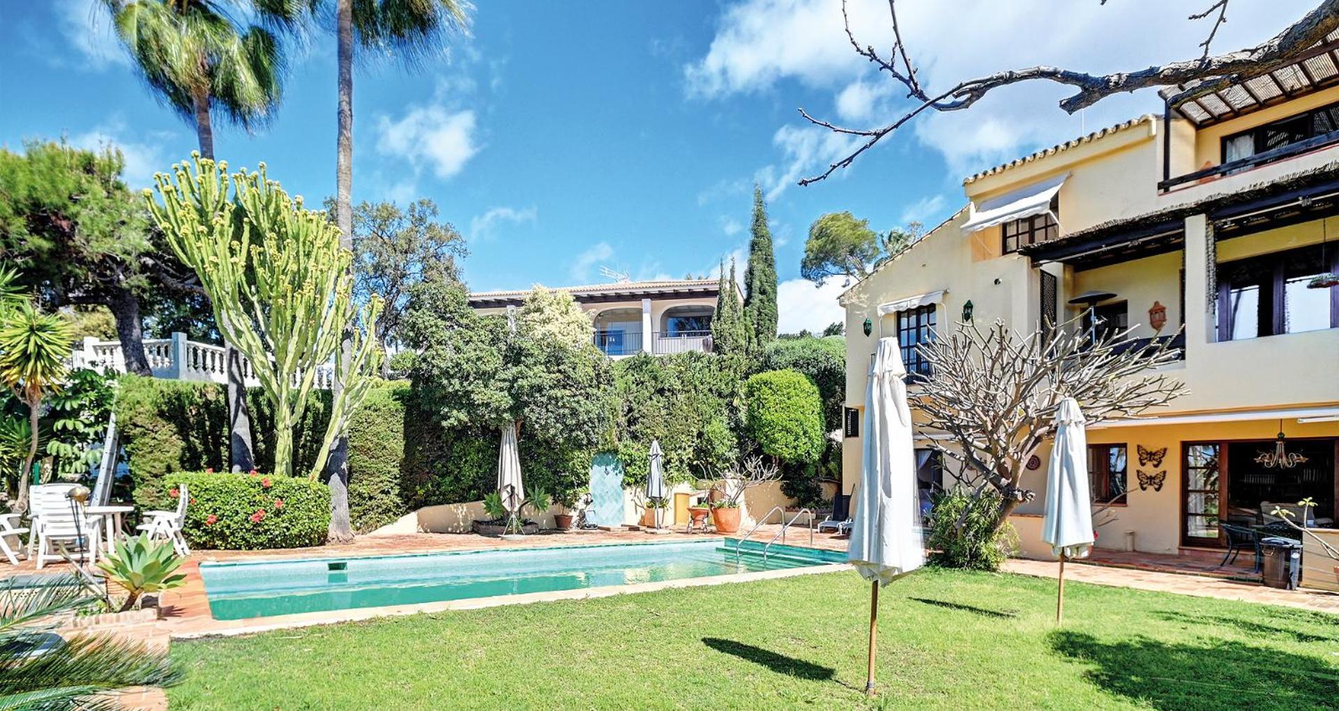 In Elegant With Pool In