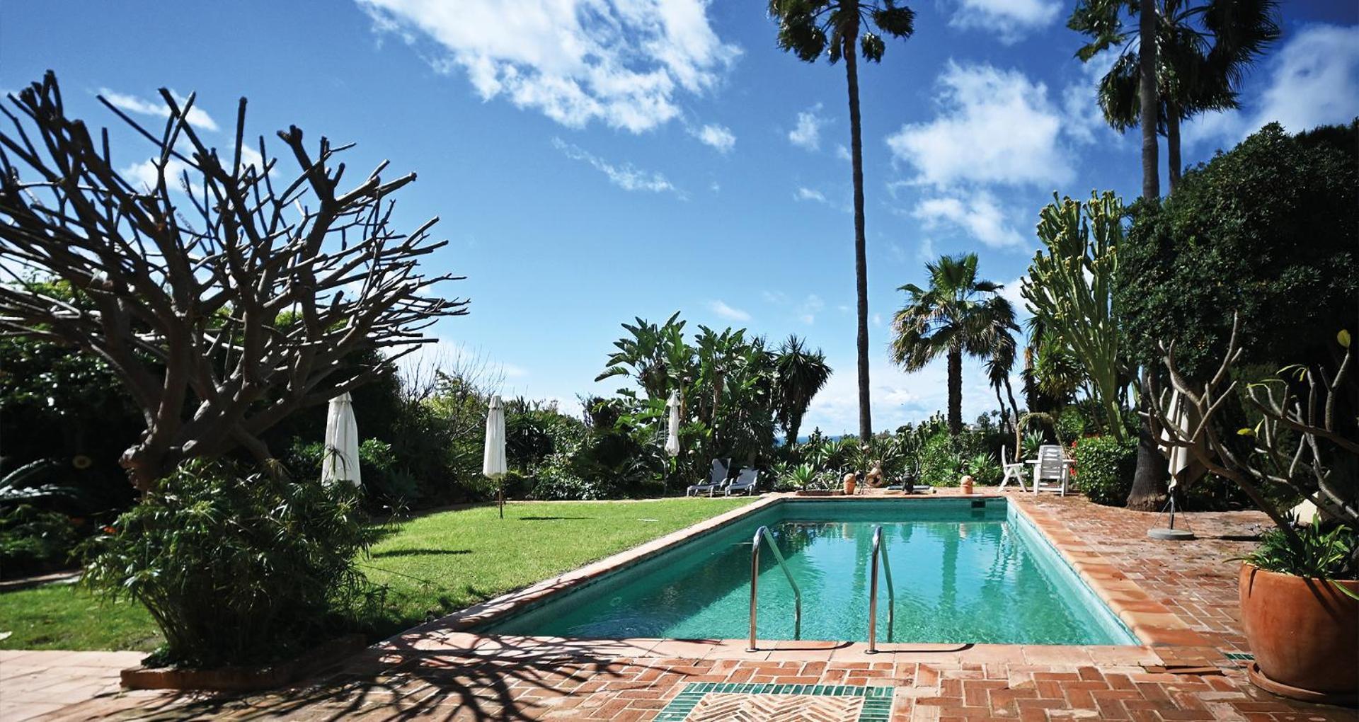 In Elegant With Pool In